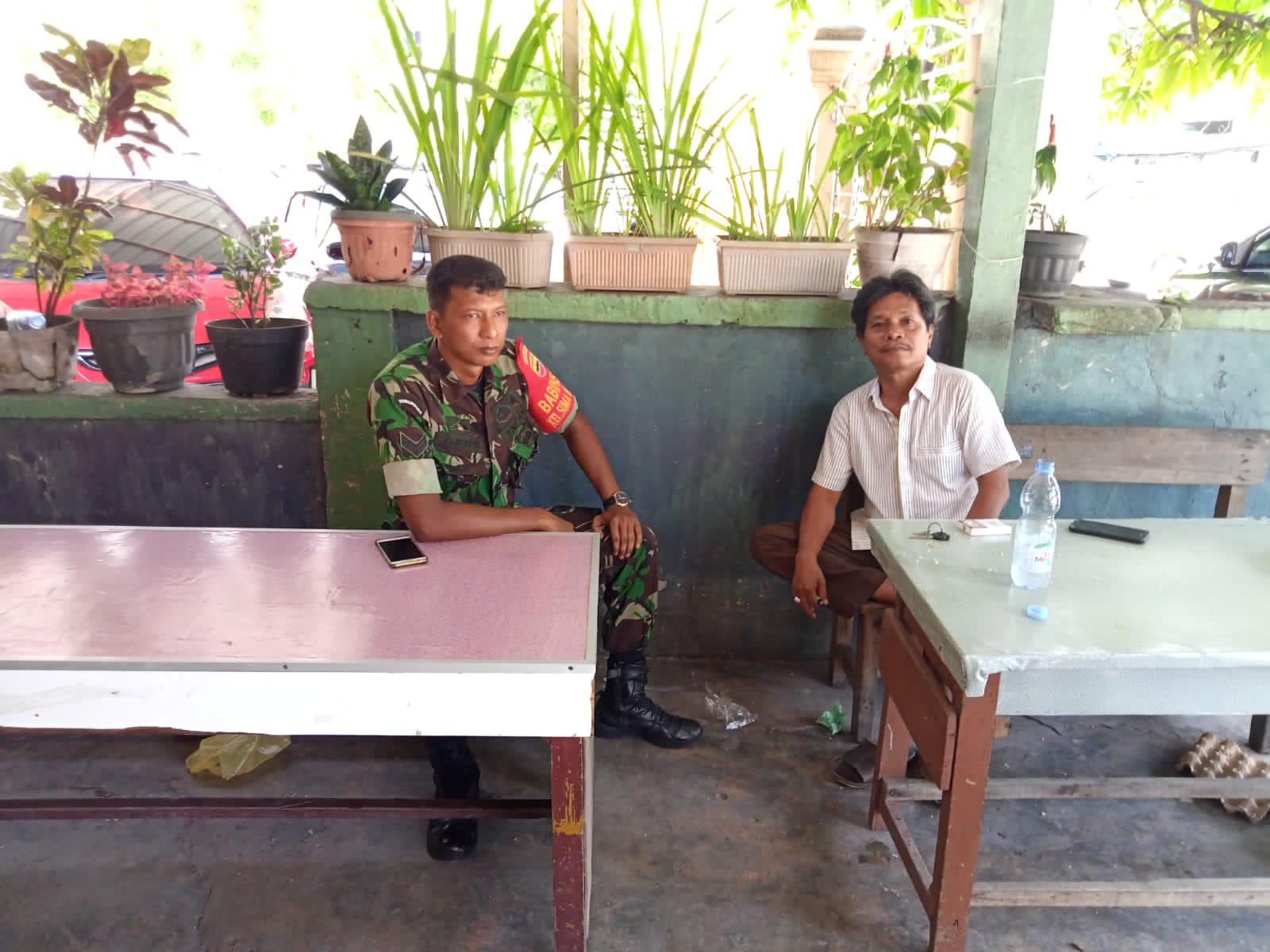 Jamin  Kamtibmas, Komsos Babinsa Bahas Pembuatan Pos Ronda