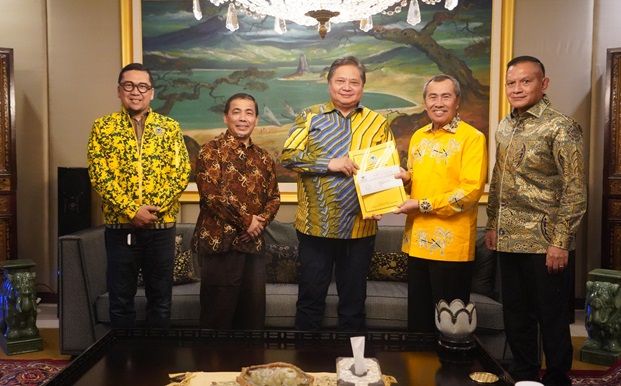 Resmi, Airlangga Hartarto Serahkan SK ke Syamsuar - Mawardi Saleh Maju Pilgubri