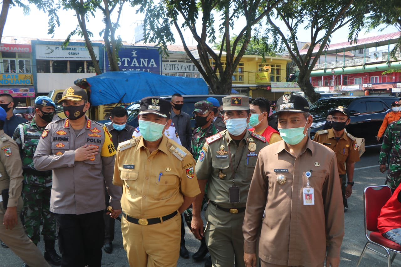 Walikota Firdaus Turun Langsung Memantau Razia Masker di Pusat Keramaian