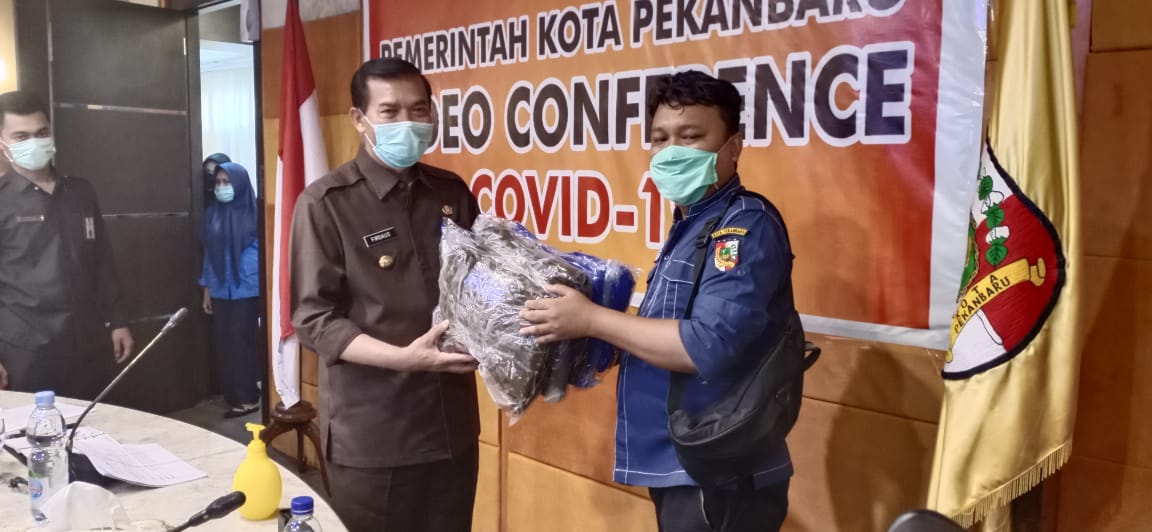 Diterima Walikota, Pewarta di Pekanbaru Berikan Bantuan APD Kepada Petugas Medis