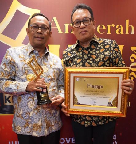 Pj Gubri Terima Penghargaan KPI 2024 Kategori Pemerintah Daerah Provinsi Peduli Penyiaran