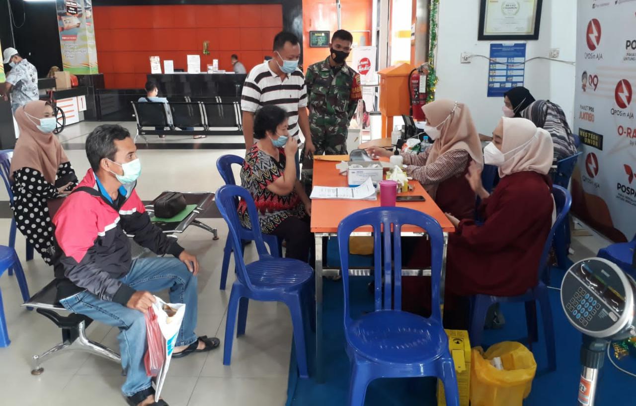 Babinsa Kota Tinggi -Personil Polsek Kota Monitoring Vaksinasi Lansia 