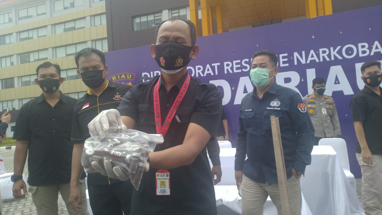 Polda Riau Ungkap Dua Pelaku Peredaran Liquid Mengandung Zat Narkotika