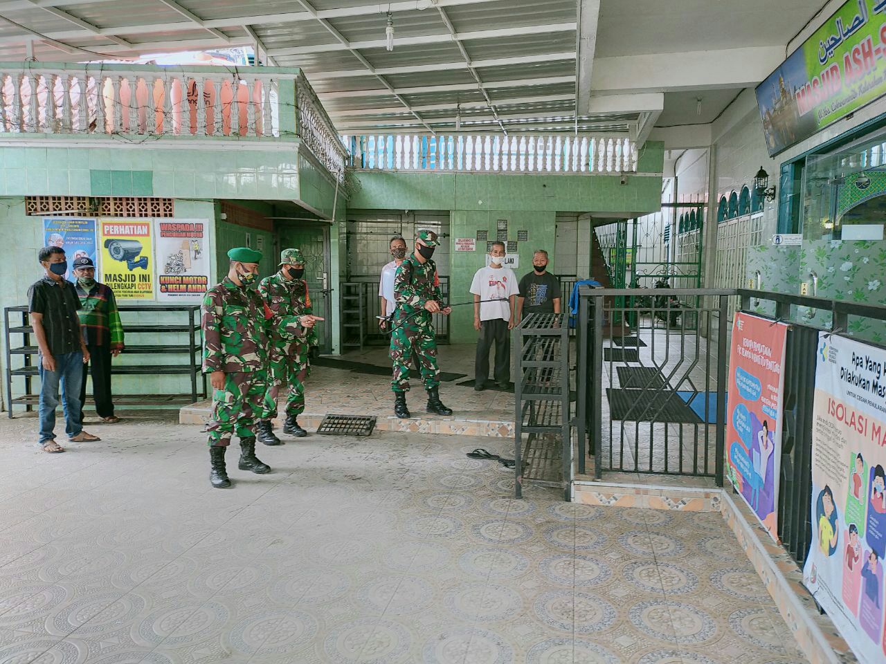 Penyemprotan Disinfektan Cara  Babinsa Putus Matarantai Covid-19