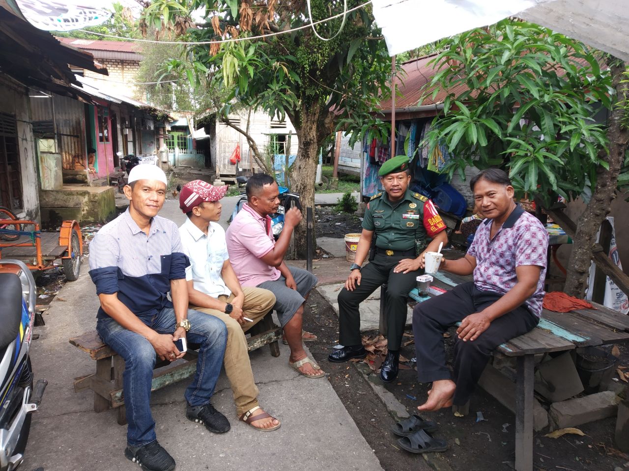 Kontrol Keamanan Lingkungan, Babinsa Silaturahmi ke Ketua RT 03 Sukaramai