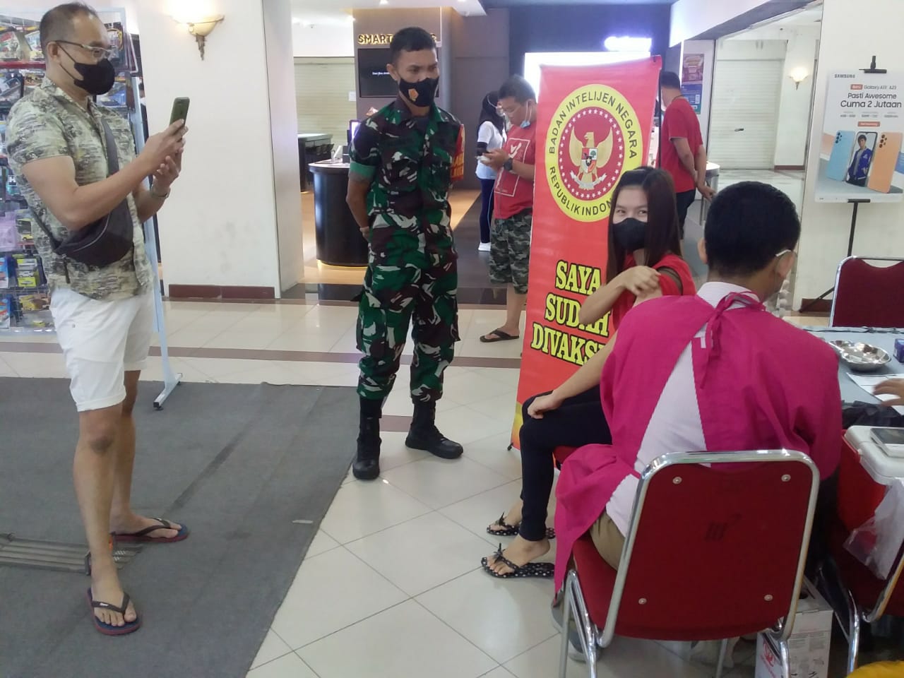 Rutinitas Babinsa Komsos dan Monitoring Vaksinasi di Mall Pekanbaru.