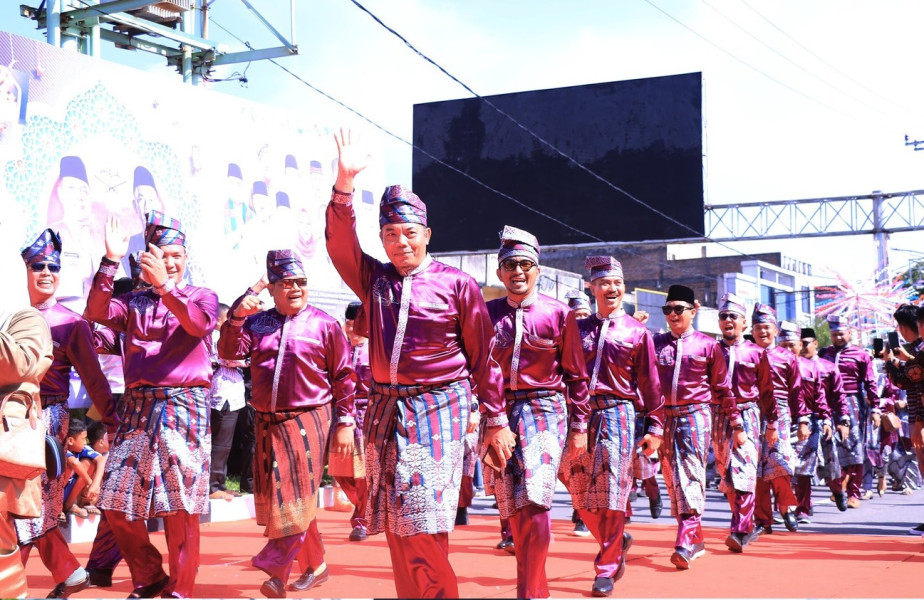 Kepala BKPSDM Ikut Semarakkan Pawai Taaruf MTQ Riau di Dumai