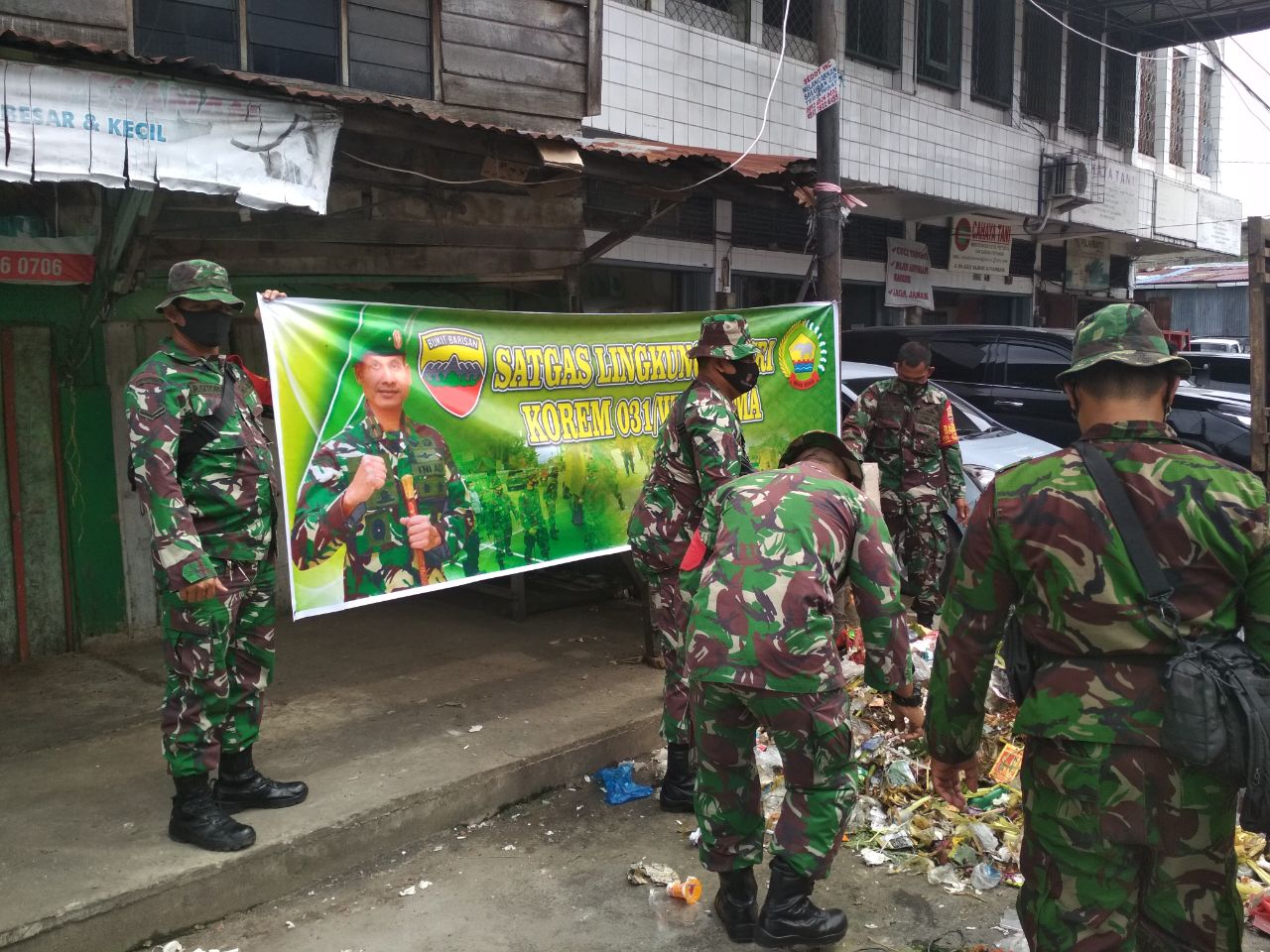 Kamis Bersih, Babinsa Kelurahan Sukaramai Goro Bersihkan Sampah