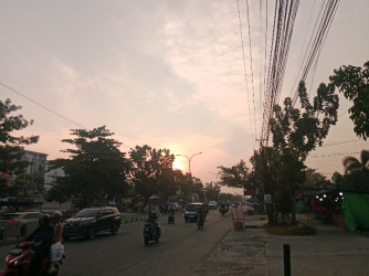 Kabut Asap Karhutla Selimuti Pekanbaru, Warga Keluhkan Bau Menyengat