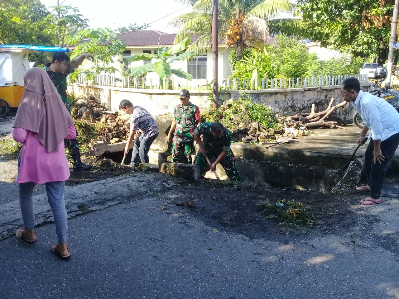 Babinsa Simpang Empat Bersihkan Parit Tersumbat Di Jalan Rangsang