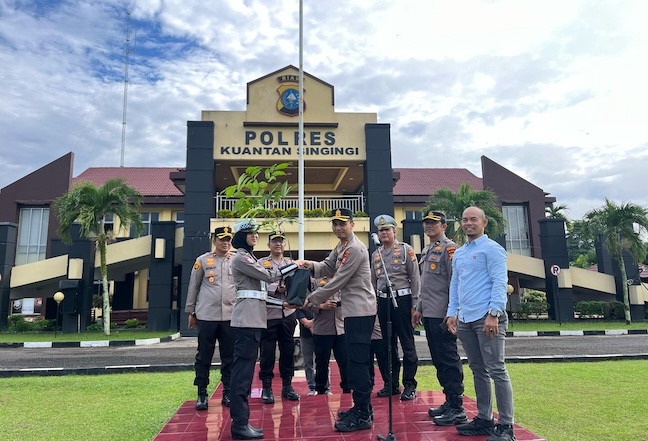 Dukung Penghijauan Nasional, Kapolres Kuansing Beri Hadiah Bibit Pohon