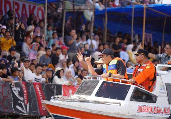 Gubri Syamsuar Guyur Bonus Rp180 Juta Untuk Juara Pacu Jalur di Kuansing