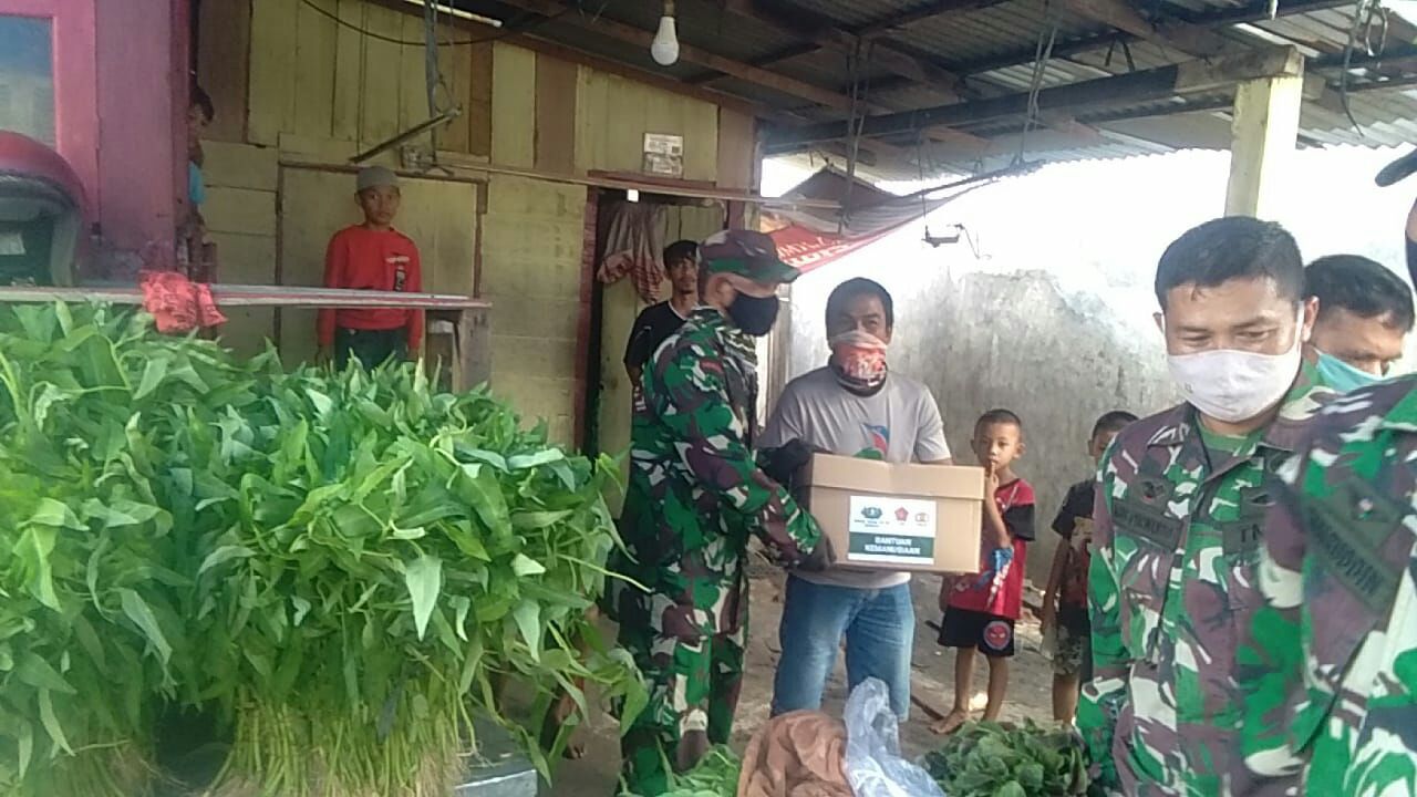 #Dirumah Saja, Biar Babinsa yang  Salurkan Sembako 