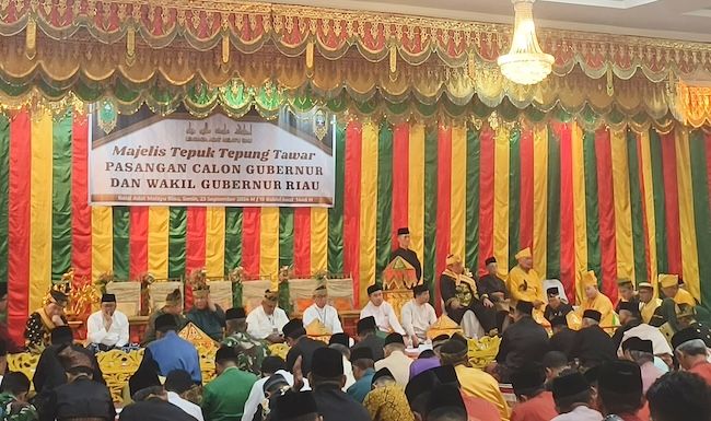 Usai Undian Nomor, Tiga Paslon Gubernur Riau Jalani Upacara Adat Tepuk Tepung Tawar di LAMR