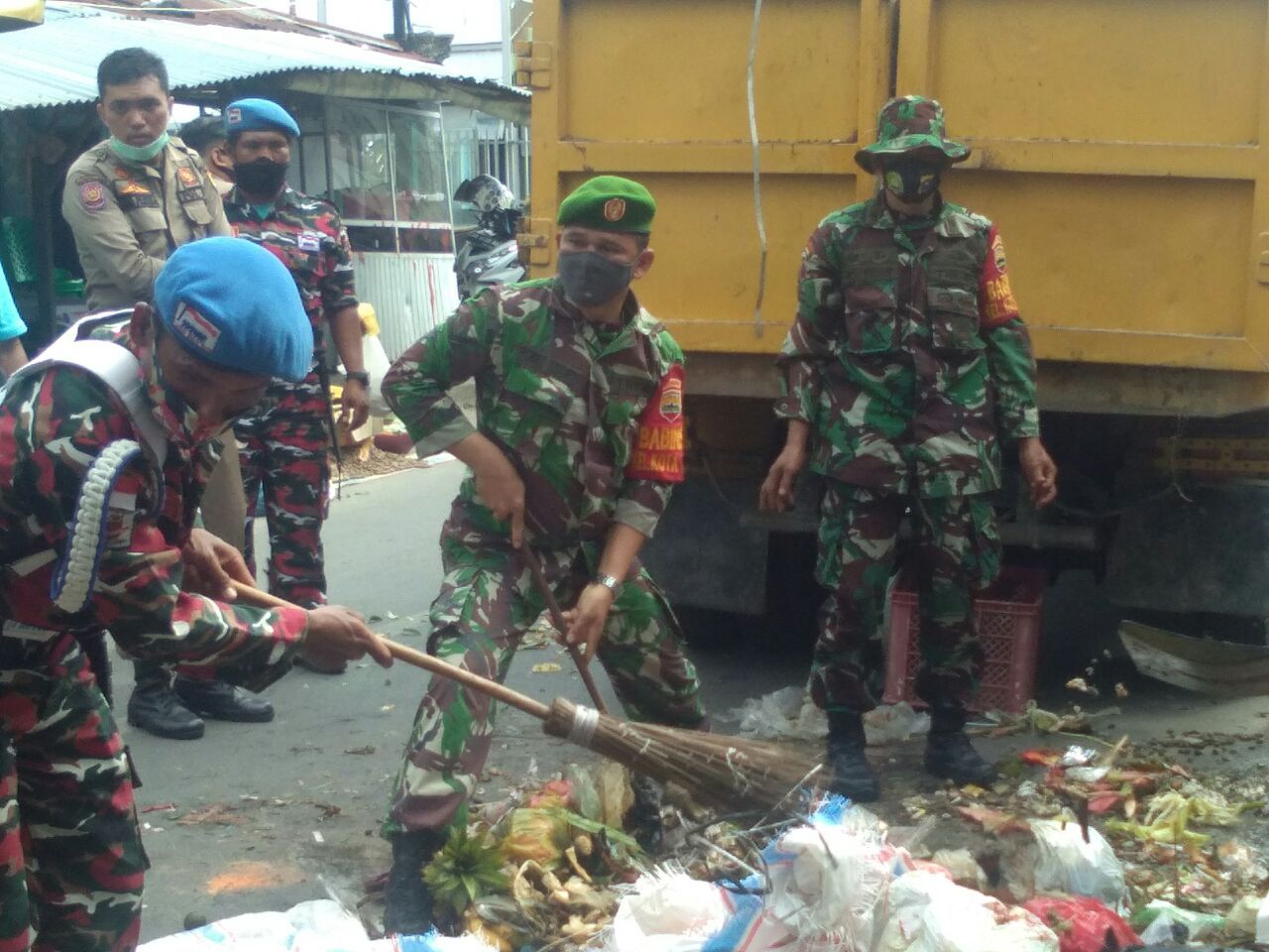 Ciptakan Pekanbaru Bebas Sampah, Babinsa -Laskar Merah Putih Goro Bersama