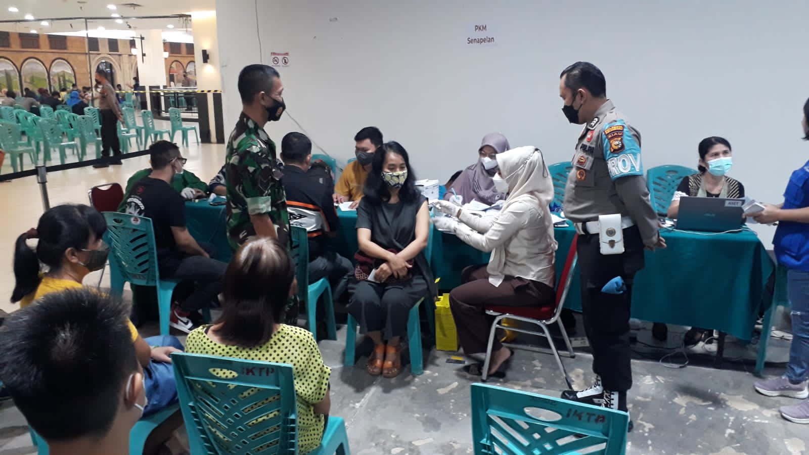 Monitoring Vaksinasi Massal  di Mall Pekanbaru, Ini Pesan Serka TM Sihite 