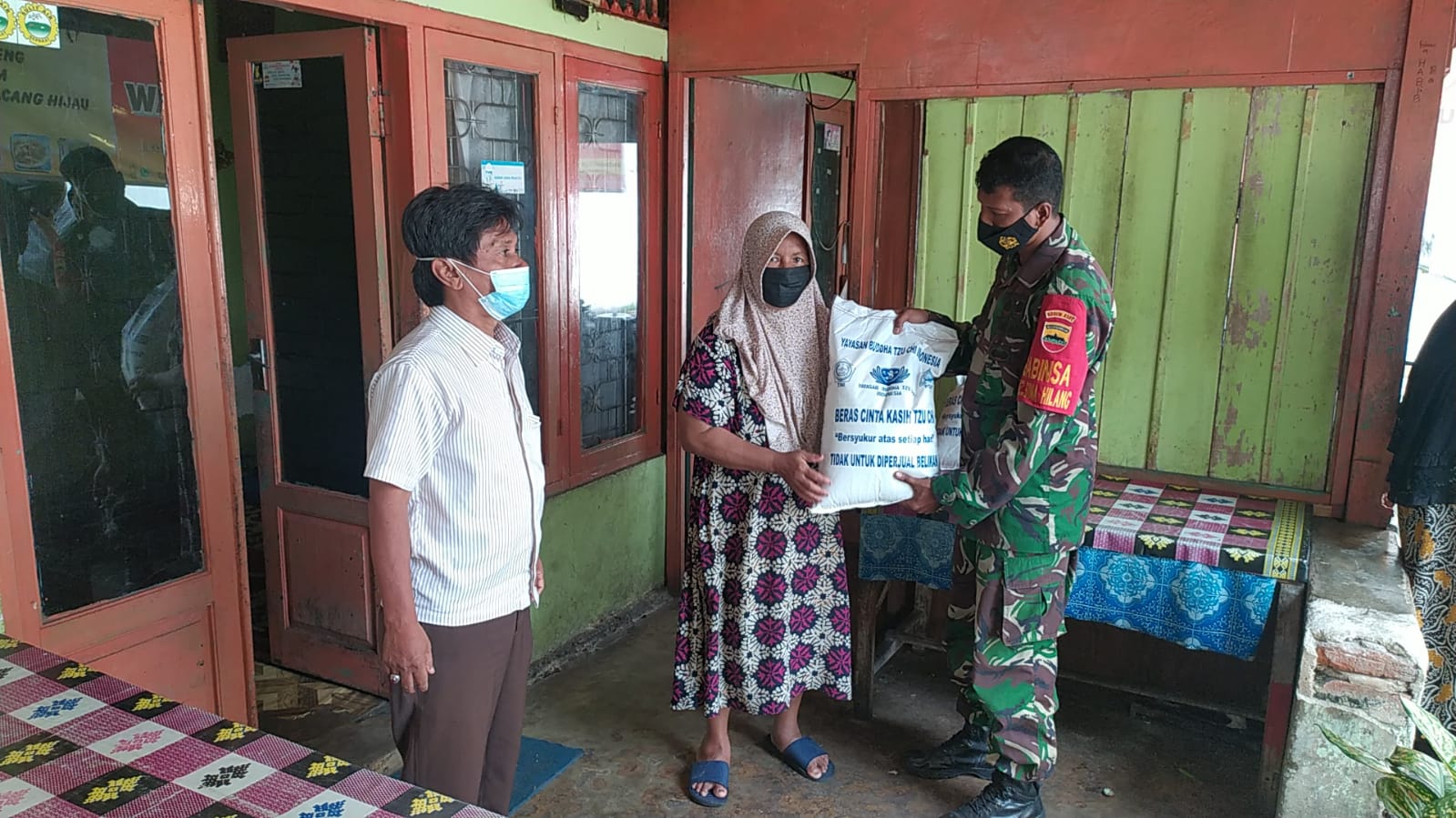 Babinsa Bersama Ketua RW 02 Sumahilang Serahkan Bantuan Sembako ke Warga