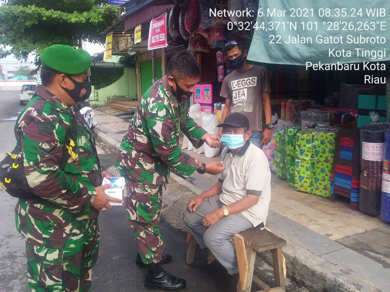 Babinsa Bagikan Masker ke Warga