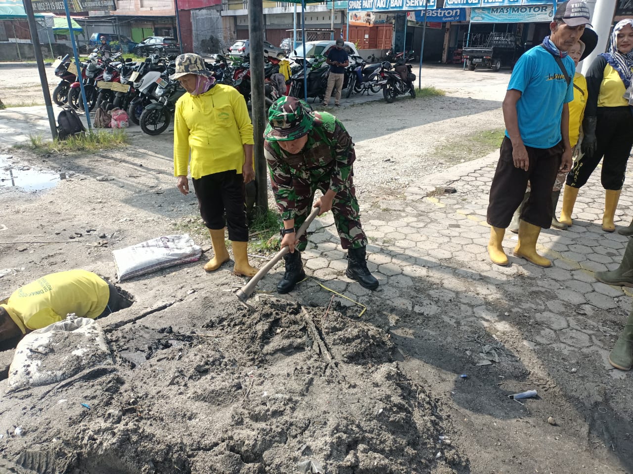 Babinsa Bersama Pasukan Kuning Goro Bersihkan Selokan Dari Tumpukan Sampah 