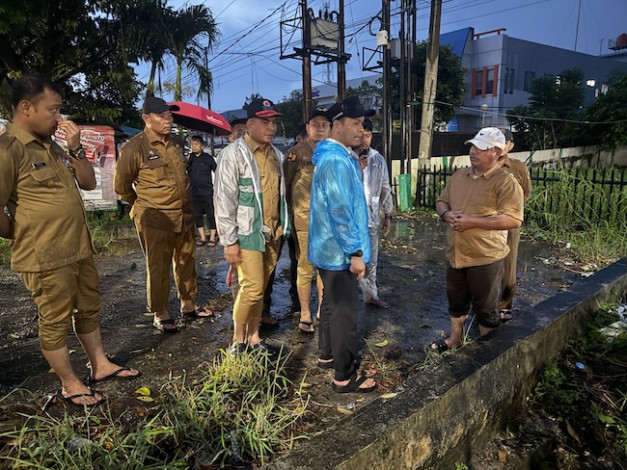 Malam-malam, Agung Nugroho Tinjau Banjir Pasar Pagi Arengka