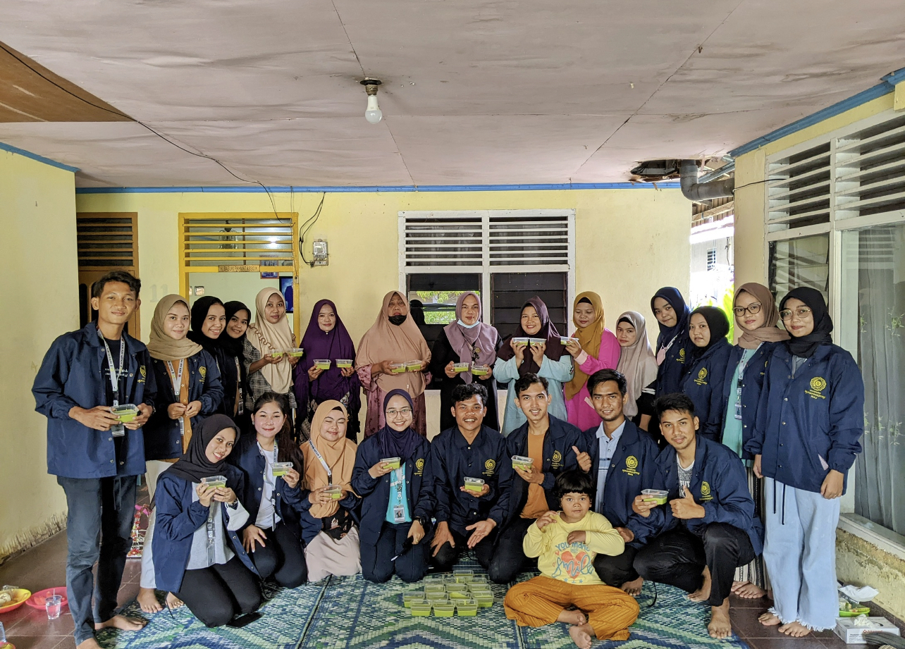 Dihadiri Ketua LPM dan Ketua Bank Sampah, Mahasiswa UMRI Ajarkan Warga Buat Sabun Batang dari Minyak Jelantah