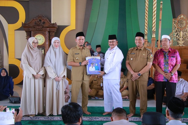 Walikota Pekanbaru Serahkan Perlengkapan Salat Idulfitri untuk 1.222 Pengurus Masjid