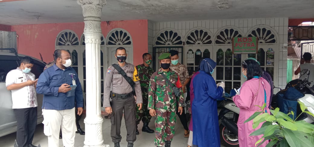 Babinsa Sukaramai Monitoring dan Dampingi Nakes Gelar Swab Test di Jalan Nilam 
