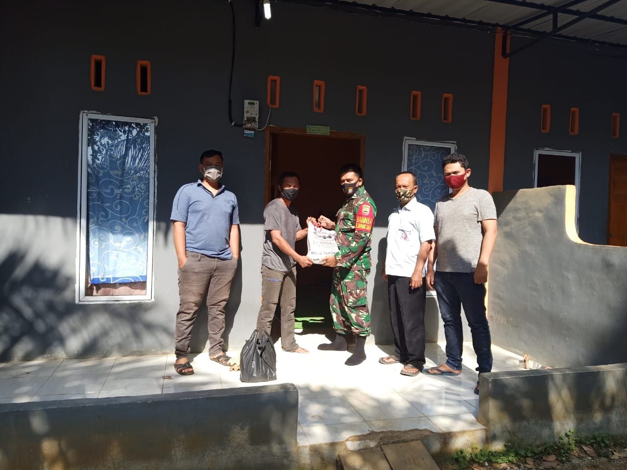 Babinsa Kelurahan Simpang Empat Serahkan Sembako ke Duda Beranak Tiga 
