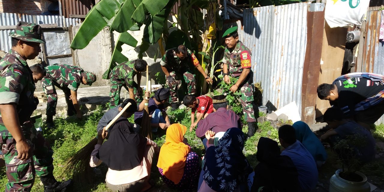 Babinsa Kelurahan Sukaramai Goro Bersihkan Sampah dan Puing Kayu Tempat Potensial Sarang Nyamuk