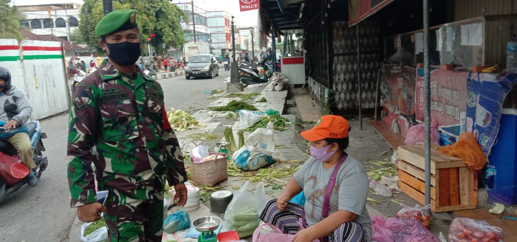 Babinsa Sukaramai Gelar Prokes di Pasar Agussalim 