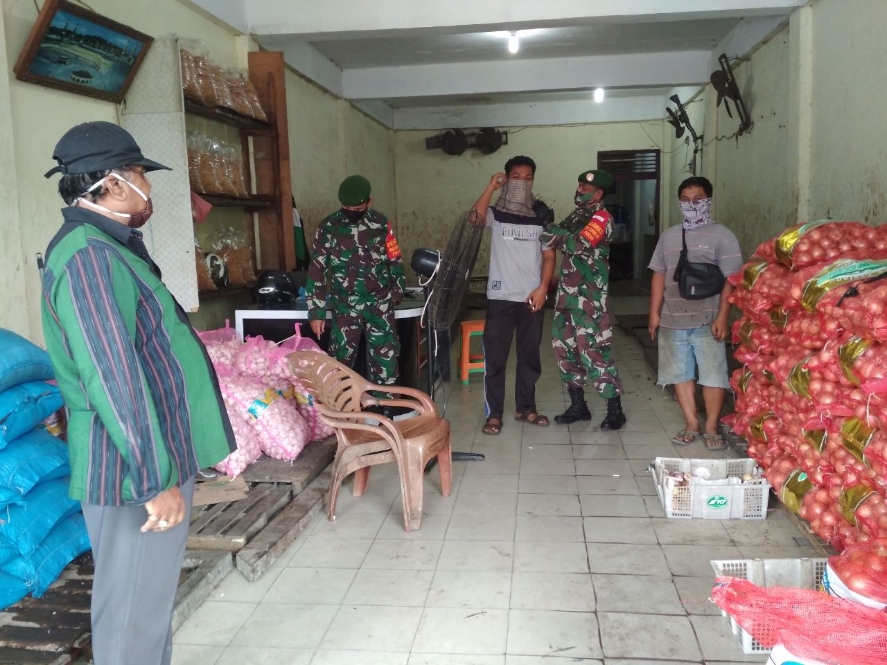 Babinsa Kotabaru Sambangi Pedagang Tegakkan Disiplin Protokol Kesehatan 