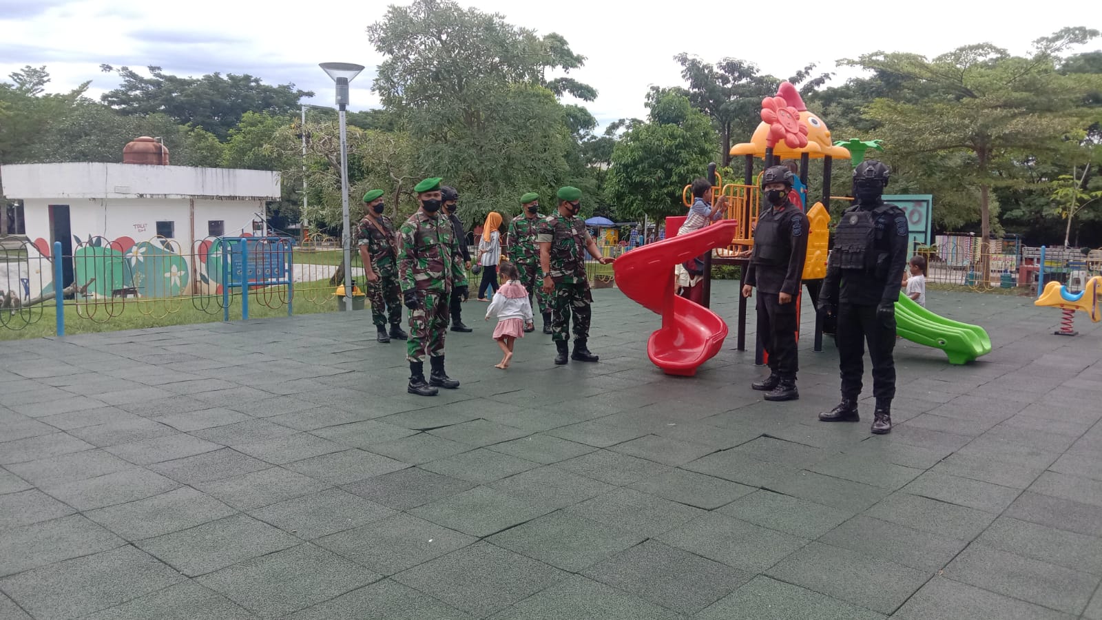 Babinsa - Brimob Polda Patroli Sinergitas TNI Polri, Memonitoring Pusat Keramaian dan Gang-gang Sempit 