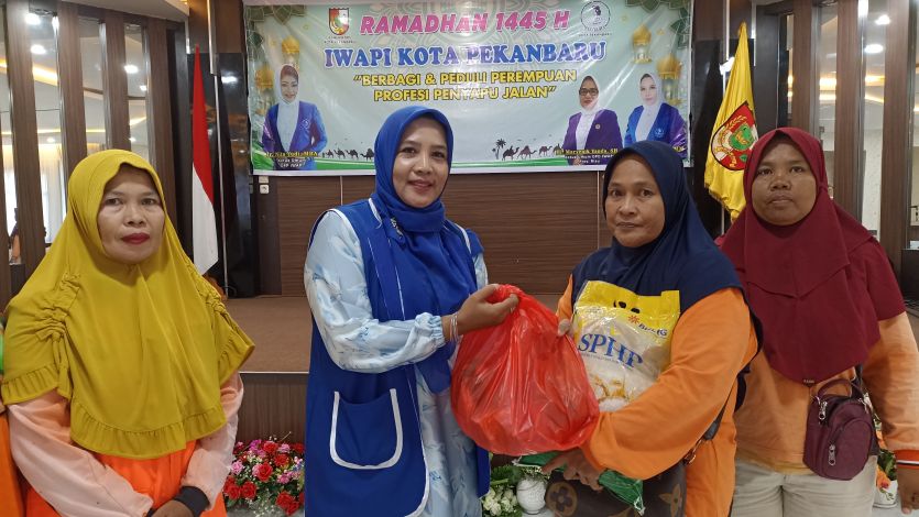 Ramadan 1445 H, IWAPI Pekanbaru Santuni Penyapu Jalan