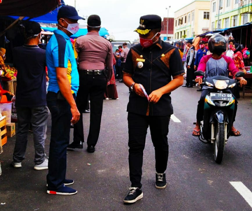 Peringati Hari Kesehatan Nasional, Camat Pekanbaru Kota Bagikan Masker ke Pedagang Agus Salim