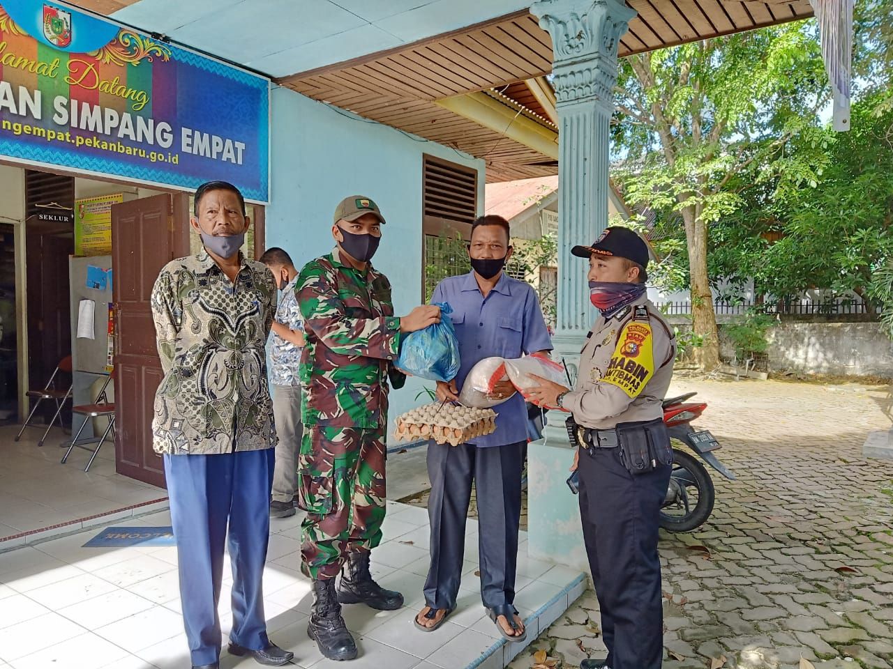 Babinsa Kodim 0301 Pekanbaru Kawal dan Distribusikan Sembako ke Warga Terdampak Covid-19