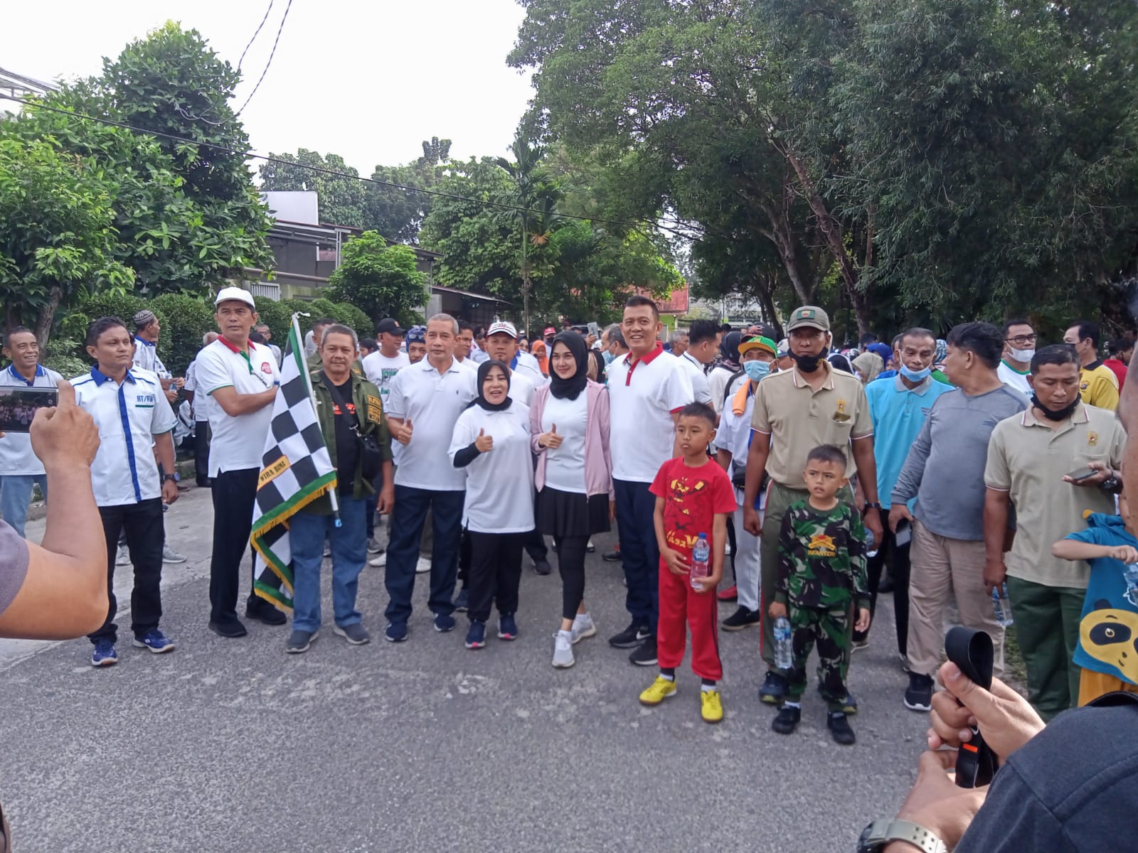 Babinsa Sertu Khairuddin Dampingi Giat Pj Walikota Silaturahmi dan Jalan Santai