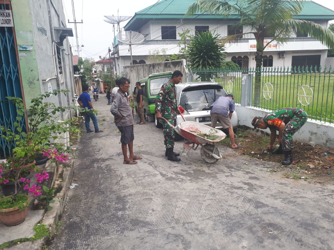 Rumput Liar & Saluran Tersumbat, Babinsa Sumahilang Turun Gelanggang