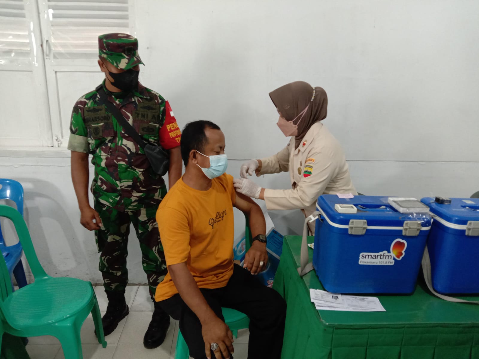 Babinsa Dampingi Empat  Warga Kelurahan Kotabaru Vaksinasi di RS Tentara 
