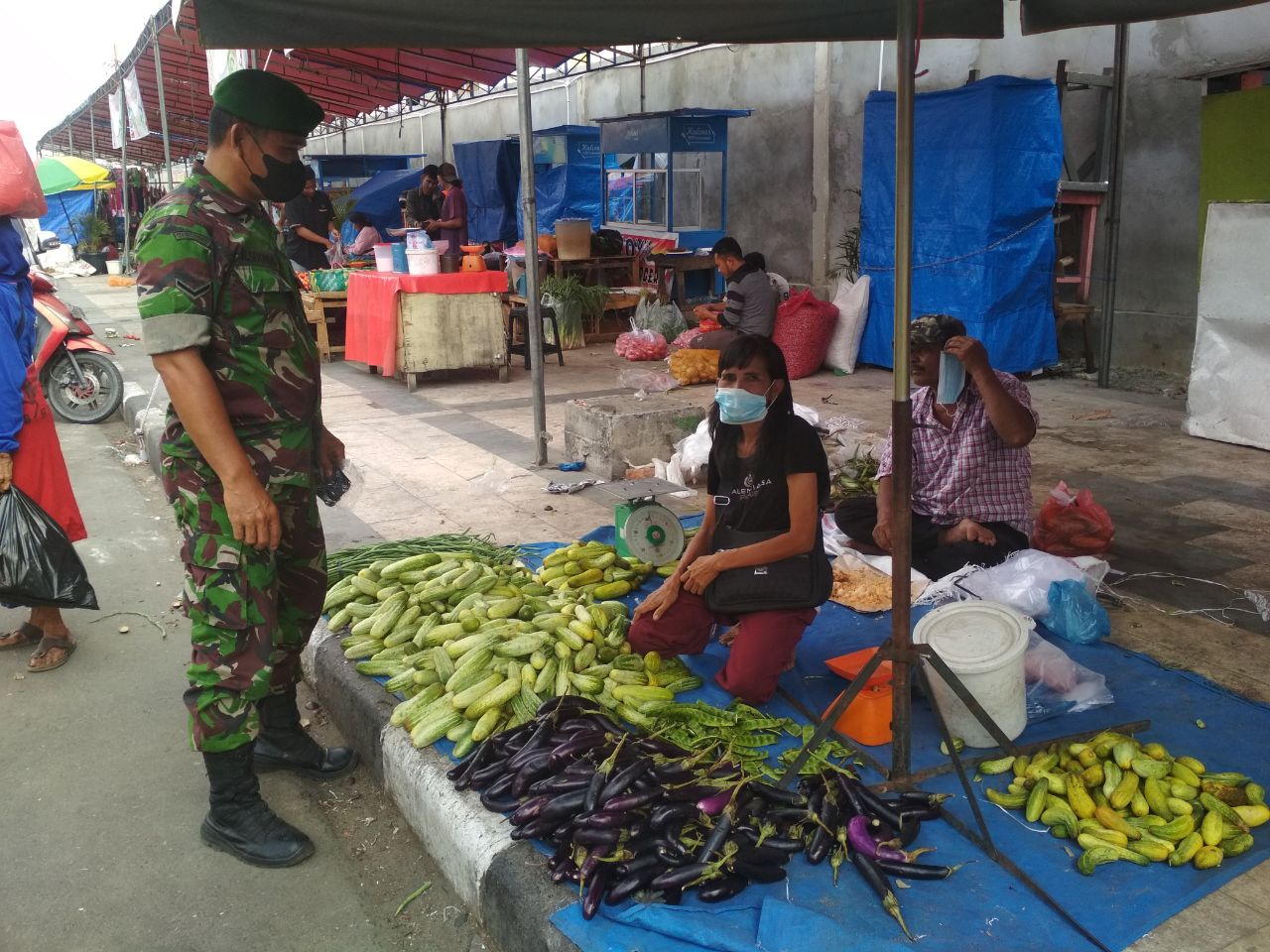 Babinsa Kelurahan Sukaramai dan Rutinitas Prokes di Pasar Agussalim