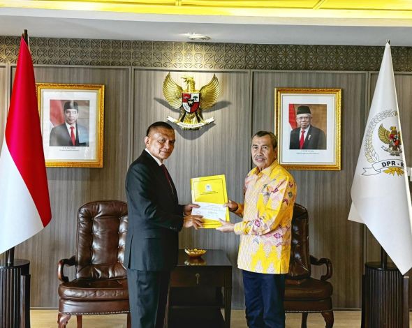 Syamsuar Terima Surat Mandat dari DPP Golkar untuk Pilgubri 2024