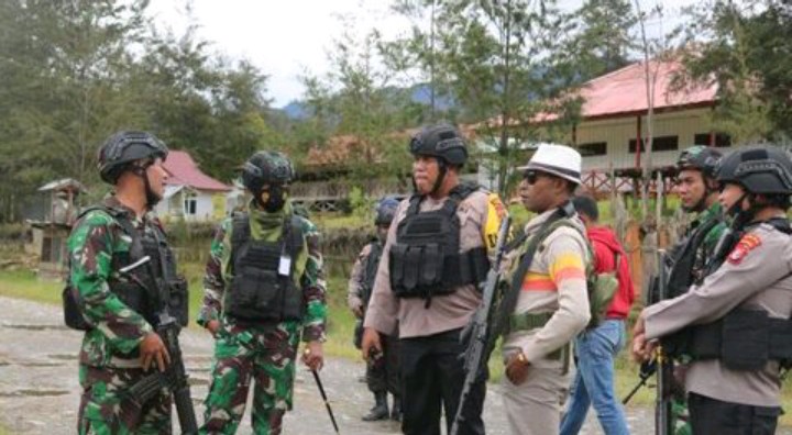 TNI Polri Baku Tembak dengan KKB Papua, Dua Orang Tewas