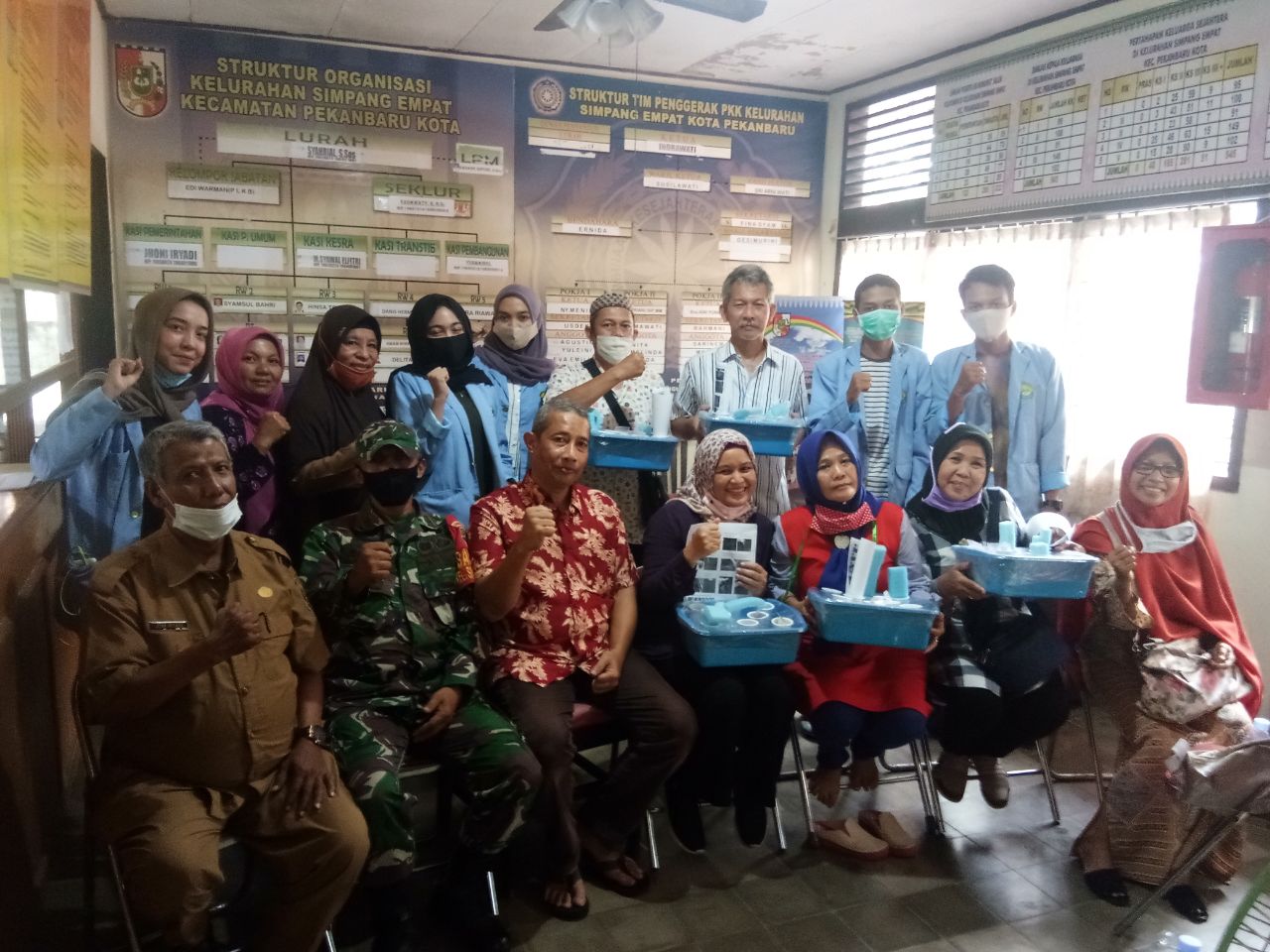Babinsa dan Penyerahan Bibit Tanaman Hidroponik di Kelurahan Simpang Empat
