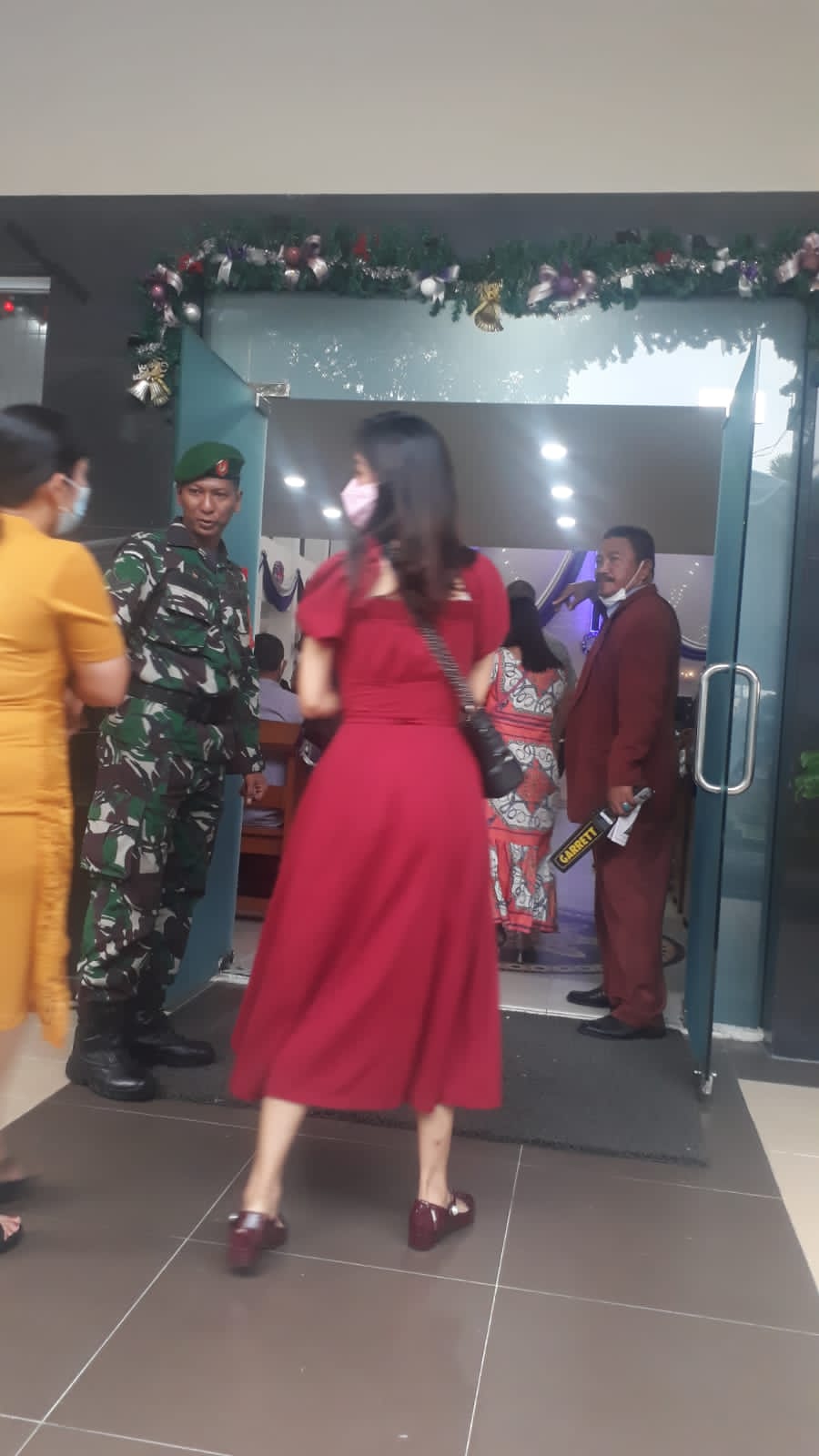 Sertu Khairuddin Monitoring Pengamanan di Gereja HKBP