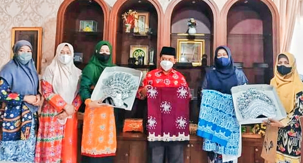Bersempena MTQ Riau ke-40, DPMPTSP Bersama Dekranasda Pamerkan Produk Unggulan Batik dan Tenun Khas Daerah