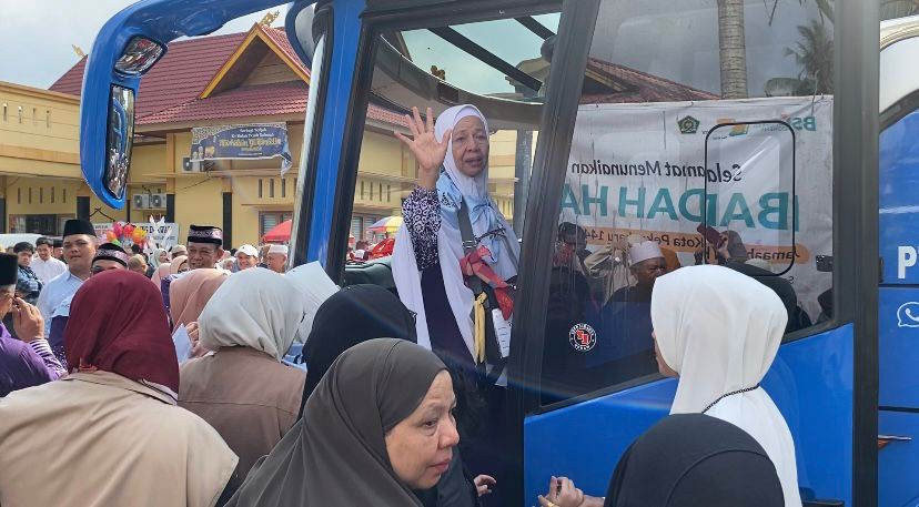 Isak Tangis Warnai Pelepasan Kloter 6 Jemaah Haji Pekanbaru