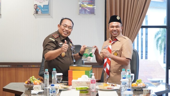 Plt Kajati Riau Pamit Tugas, Gubernur Berikan Buku Syair dan Tunjuk Ajar Melayu