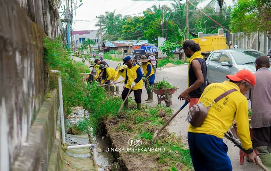Pemko Pekanbaru Gesa Normalisasi Drainase di Jalan Karya Bakti