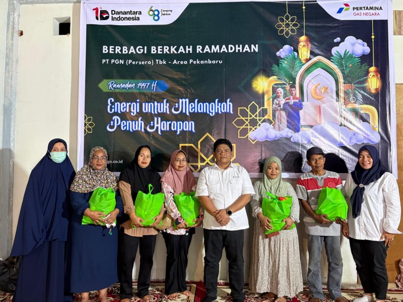 PGN Area Pekanbaru Perkuat Kepedulian Sosial, Bagikan Sembako untuk Pelanggan Jargas di Pelalawan