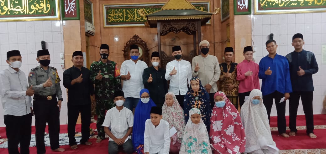 Sertu Khairudin Hadiri Penyerahan Santunan Anak Yatim di Masjid Nur Hidayah