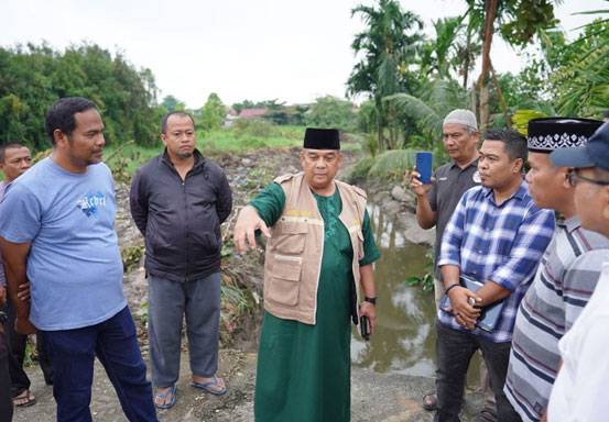 Tangani Banjir di Pekanbaru, Gubri Edy Natar Turunkan Ekskavator